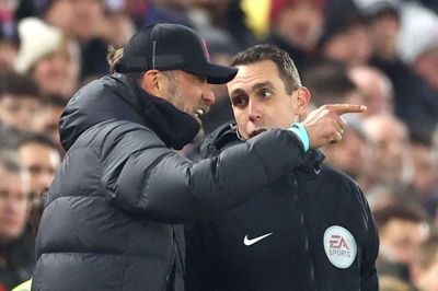 David Coote (til højre) blev udelukket, efter at en video med kritik af Jürgen Klopp (til venstre) i november florerede. (Arkivfoto).