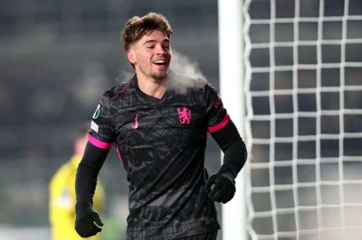 Marc Guiu og holdkammeraterne måtte løbe for at holde varmen i Almaty. Der var omkring fem minusgrader på stadion.