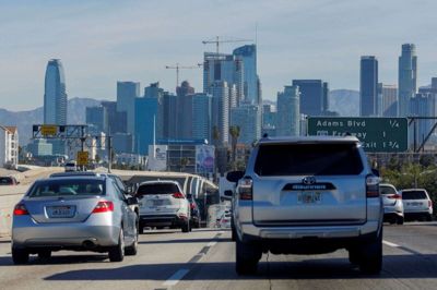 Trafikken i Los Angeles er berømt og berygtet for sit store motorvejsnet og mange biler. (Arkivfoto).