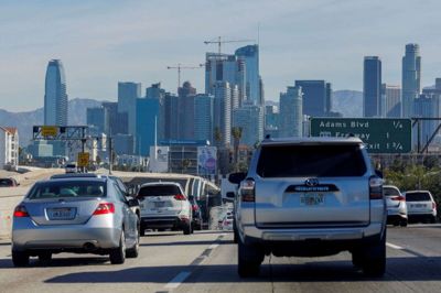 Trafikken i Los Angeles er berømt og berygtet for sit store motorvejsnet og mange biler. (Arkivfoto).