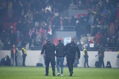 En baneløber fik adgang til banen i kampen mellem Serbien og Danmark i november.