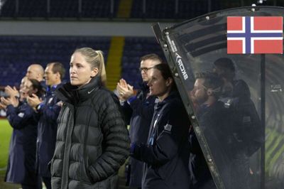 Landstræner Gemma Grainger og resten af Norges landshold endte med en natfærge for at komme til Nordirland. (Arkivfoto).