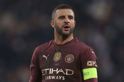 Kyle Walker bar anførerbindet for Manchester City i holdets 0-2-nederlag onsdag til Juventus. Den engelsk back har efterfølgende modtaget racistiske beskeder online.