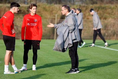 Mikel Gogorza (t.v.), Valdemar Byskov og cheftræner Thomas Thomasberg får nordmakedonsk dommer i aftenens Europa League-brag på udebane mod FC Porto.