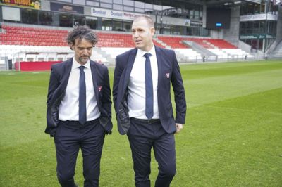 Administrerende direktør Henrik Tønder (til venstre) er stolt over, at det er lykkedes Vejle at tiltrække en kapacitet som Mikkel Hemmersam (til højre) til jobbet som ny sportsdirektør i superligaklubben.