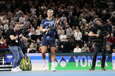 Når spillet var i gang, var tempoet højt, men mellem boldene var stemningen løssluppen mellem de to tennisspillere, som kom med små kommentarer til hinanden.