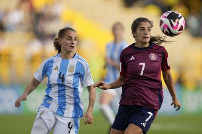 Argentinske Juana Cangaro (til venstre), der spiller i klubben River Plate, spiller også på Argentinas U20-landshold. Hun er tilbageholdt af Brasiliens politi for at have udtalt sig racistisk på banen under en klubturnering lørdag. (Arkivfoto).