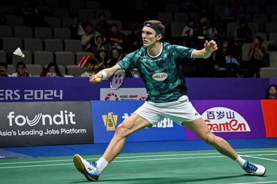 Viktor Axelsen træner og spiller ikke længere under Badminton Danmark. Han har hyret sin egen stab og står selv for at finde træningspartnere i både hverdagen og til turneringer.