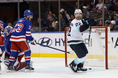 Oliver Bjorkstrand jubler efter den ene af sine to scoringer mod New York Rangers.