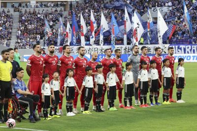 Det syriske fodboldlandshold spillede senest i røde trøjer i en VM-kvalifikationskamp mod Japan, men nu vil landets fodboldforbund spille i grønne trøjer. (Arkivfoto).