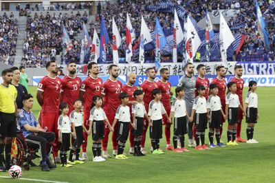 Det syriske fodboldlandshold spillede senest i røde trøjer i en VM-kvalifikationskamp mod Japan, men nu vil landets fodboldforbund spille i grønne trøjer. (Arkivfoto).