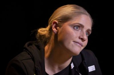 Sarah Iversen har tit lyst til at ringe hjem til sønnen Elliot under en slutrunde, men hun har en regel med sin mand om, at hun ikke ringer. Snakkene skal være, når sønnen har brug for det.