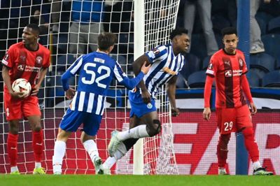 Den spanske landsholdsangriber Samu Aghehowa (i.m.) jubler over sin scoring til 2-0 mod FC Midtjylland.