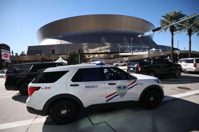 Politiet er massivt til stede ved Superdome, hvor Sugar Bowl skal spilles. Kampen er flyttet til torsdag.