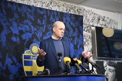 Fredrik Reinfeldt, formand for Sveriges Fodboldforbund, på et pressemøde mandag.