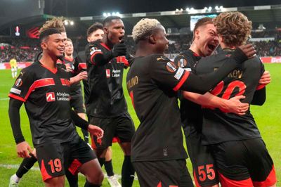 Vild forløsning i FCM-lejren. Victor Bak og Franculino Djú skriger deres glæde ind i ansigtet på målscorer Valdemar Byskov efter 2-2-målet.