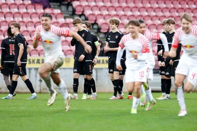FCM'erne har svært ved at finde en grimasse, mens Leipzig-spillerne spurter jublende ned mod deres store helt på dagen, målmand Timo Schlieck. Fra venstre er det Alamara Djabi, Daniel Freyr Kristjánsson, Adam Nygaard Andersen, Valdemar Byskov og Christian Bøje Jørgensen.