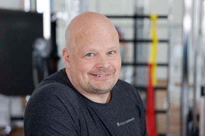 44-årige Erik Kramer Johansen fra Herning er udpeget som en af fysioterapeuterne, der skal assistere dommerne under VM i kvindehåndbold.