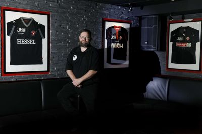 Claus Kejlstrup har fulgt FC Midtjylland tæt, siden klubben så dagens lys. Han har selv spillet i moderklubben Ikast FS på motionsplan, været bestyrelsesmedlem og formand for FCM-fanklubben »Black Wolves«, hvor han i dag er frivillig hjælper. Foto: Henrik Ole Jensen