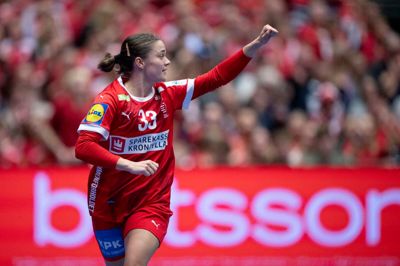 Ikast-spilleren Emma Friis jubler efter én af sine fire scoringer i sejren over Rumænien.