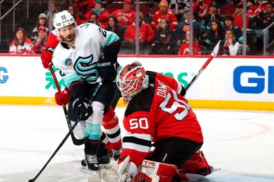 Oliver Bjorkstrand forsøger forgæves at få pucken forbi Nico Daws i New Jersey-målet. Den canadiske målmand slap dog ikke meget ind og endte som kampens »second star« - den næstbedste spiller.