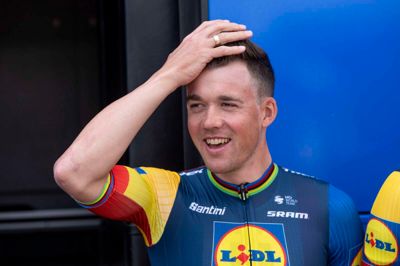 Den tidligere verdensmester Mads Pedersen stiller efter planen til start i gadeløbet i Herning 10. august. Måske ankommer han som nykåret olympisk mester. I hvert fald går han benhårdt efter at vinde lørdagens landevejsløb i Paris.