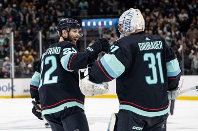 Kampens første målscorer, Oliver Bjorkstrand, lykønsker målmand Philipp Grubauer efter sejren. Tyskeren holdt målet rent mod Pittsburgh Penguins.