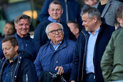Flemming Østergaard (i.m.), der her ses på MCH Arena i maj 2022 i selskab med blandt andre Hernings nu tidligere borgmester Lars Krarup, følger stadig sin hjerteklub tæt. Den forhenværende bestyrelsesformand har dog også varme følelser for FCM.
