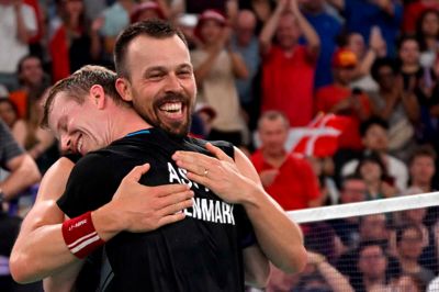 Kim Astrup og Anders Skaarup får sig en sejrskrammer, efter at de har spillet sig i semifinalen ved OL i Paris med en ny toppræstation. I kvartfinalen vandt det danske par over de forsvarende verdensmestre.