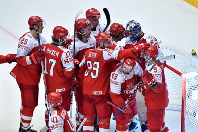 Der var masser af dansk jubel på isen og på lægterne, da Jyske Bank Boxen dannede rammen om VM i ishockey 2018. Næste år går det løs igen. Det danske landsholds spiller alle sine gruppekampe i Herning - og alle på nær én bliver aftenkampe klokken 20.20. Foto: Tom Laursen