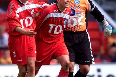 Michael Larsen (i.m.) jubler sammen med holdkammeraterne Morten Bruun og Peter Kjær efter triumfen i pokalfinalen 24. maj 2001. Silkeborg slog AB 4-1 i finalen.
