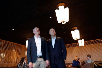 Der er B&O Herning, der sørger for den gode lyd. Her er det salgschef Ralph Clausen (t.v.) og indehaver Kenneth Koed Lauritzen, der kigger op mod en af de 114 højttalere i loftet i den nye lounge.