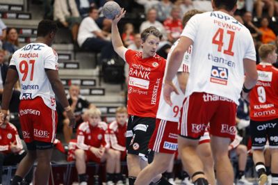 Matias Helt Jepsen (i.m.) scorede fire mål mod Aarhus, men hverken den erfarne playmaker eller resten af HCM-mandskabet kunne forhindre mandagens ydmygelse på hjemmebane.