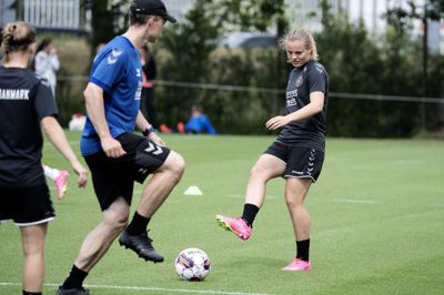 23-årige Emma Færge (t.h.) er igen blevet udtaget til det danske landshold. Denne gang får hun selskab af tre andre spillere med fortid i Vildbjerg SF.