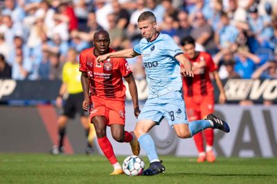 Andre Rømer sender bolden af sted for snuden af FCM's Edward Chilufya.