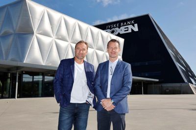 Sportsdirektør Milan Hnilička (t.v.) fra Tjekkiets forsvarende VM-guldvindere besøgte torsdag Jyske Bank Boxen med VM-direktør Ulrik Larsen som rundviser.