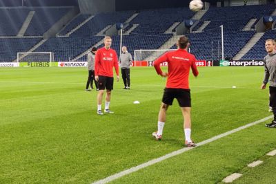 Adam Buksa (t.v.) ved onsdagens afsluttende træning på Estádio do Dragão i Porto. Dødboldtræner Martin Mark overvåger, at Buksa og angrebsmakker Jan Kuchta holder gang i bolden. Foto: Jørn Just Kristensen
