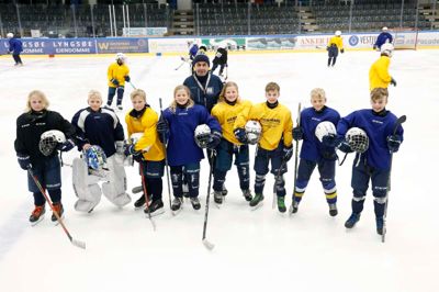 Træner Lars Bach holder styr på de otte tvillinger, der er en del af U12-årgangen hos Herning Ishockey Klub. Fra venstre er det Isak Damsgaard, Sebastian B. Thomsen, Matthias Damsgaard, Bjørn L. Quist, Storm L. Quist, Theo Vestergaard, Mathias B. Thomsen og Julius Vestergaard.