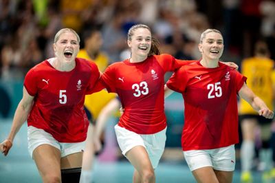 Tre spillere, der har sat et markant præg på håndbolden i Ikast, jubler sammen efter den danske gysersejr over Sverige. Fra venstre er det stregspiller Sarah Iversen, den herningensiske fløj Emma Friis og Trine Østergaard.