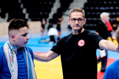 Formand John Vestergaard glæder sig over, at Herning Brydeklub igen har ganske mange brydere og kunne stille med hele 42 aktive madras-krigere ved årets Venne Cup i Sportscenter Herning. Billedet er fra et tidligere år.
