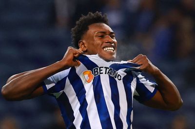 Angriberen Samu Aghehowa har været sæsonens lyspunkt hos FC Porto. Den 20-årige spanier har scoret 10 mål i 10 ligakampe og 14 mål i 17 kampe i alt i denne sæson. I november debuterede han for de spanske europamestre. Men han er et sjældent lyspunkt i Portos sæson.