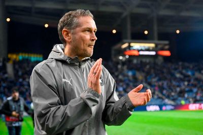 Cheftræner Thomas Thomasberg klapper af sit hold under torsdagens 0-2-nederlag mod FC Porto. Han har også haft en del at klappe af i 2024, men mestertræneren erkender, at efteråret har budt på forskellige faser og blandede følelser.