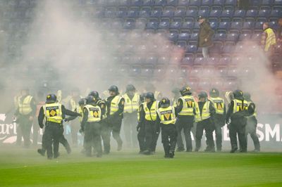 Helge Sander ønsker at få tilskueruroligheder som disse på Brøndby Stadion under søndagens derby til livs og opfordrer klubberne til at handle nu.