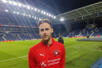 Venligt går Elias Olafsson ned i knæ og søger øjenkontakten med de få medrejste danske journalister. Han er 201 centimeter høj, så det er også nødvendigt, hvis den øvelse skal lykkes.