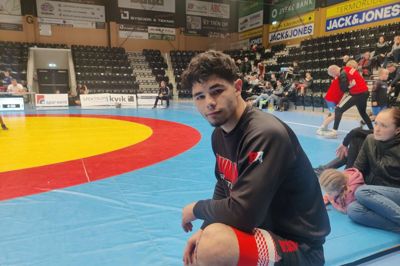 Rasambek Bisultanov sidder på madraskanten under lørdagens Venne Cup i Sportscenter Herning. Den 19-årige herningenser gjorde det fint i sit comeback.