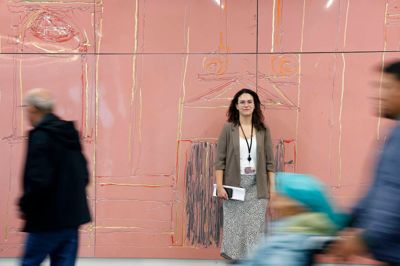 Ninna Dahl Laursen har været en del af Regionshospitalet Gødstrup siden 2012, hvor hun var ansat under bygherres projektafdeling for hospitalsbyggeriet. Derfor kender hun med egne ord hospitalet som sin egen bukselomme, og det er en fordel, når der skal gøres plads til al den nye kunst og kultur, som hospitalet byder på.