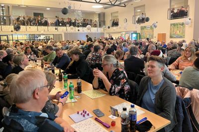 I to år har Vildbjerg Borgerforening haft julebanko til fordel for byens julebelysning. Det har været med til at sikre 90.000 kroner.