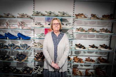 Det er kundekontakten, der driver værket for Inge Lau Holm, der i 20 år har drevet skobutik i byen. Foto: Martin Ballund