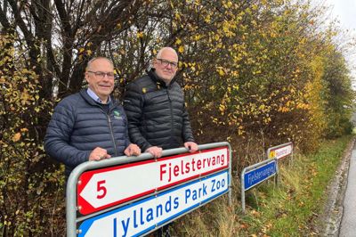 Herning Kommune har arbejdet længe på at sikre en cykeltunnel ved Fjelstervangvej under den kommende rute 15. Nu oplyser udvalgsformand John Thomsen (th.), at et enigt MIN-udvalg har sagt nej på grund af prisen. Til venstre ses formanden for Herning-Ikast Landboforening, Leif Nørgaard, som forgæves har udtrykt ønske om en overkørsel til landbrugsmaskiner ved Tothøjvej.