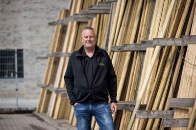 Lars Lausten omtaler sig selv som »Pindhandleren«.